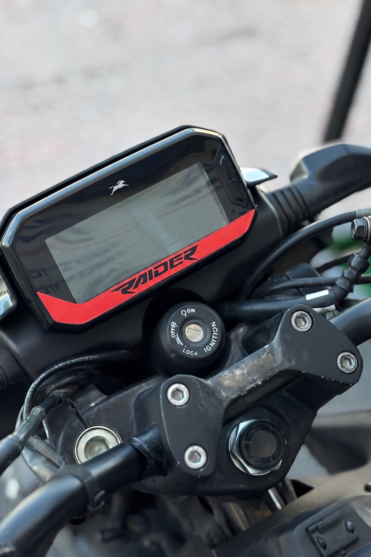 TVS Raider 125 Uyumlu Dijital Gösterge Ekran Altı Raider Yazılı Sticker Etiket