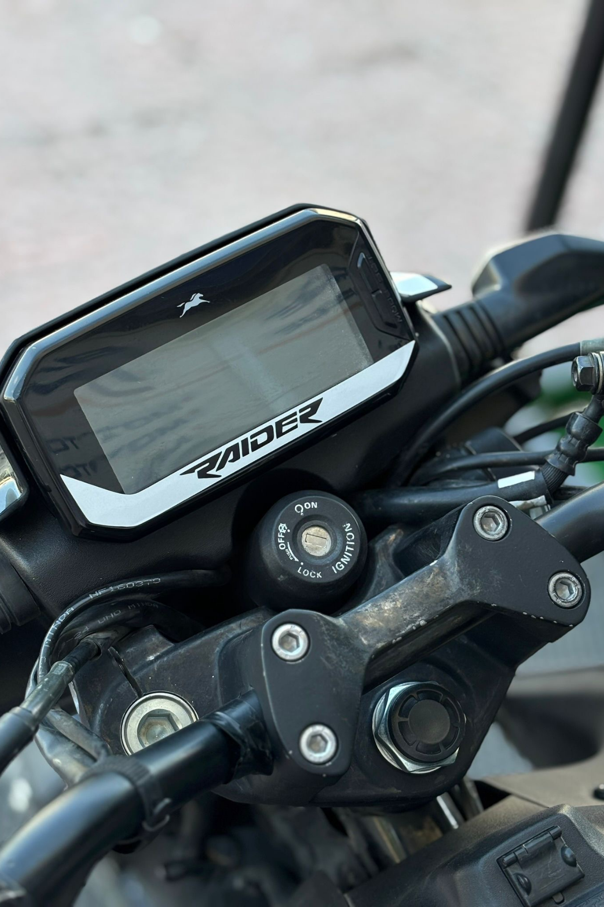 TVS Raider 125 Uyumlu Dijital Gösterge Ekran Altı Raider Yazılı Sticker Etiket