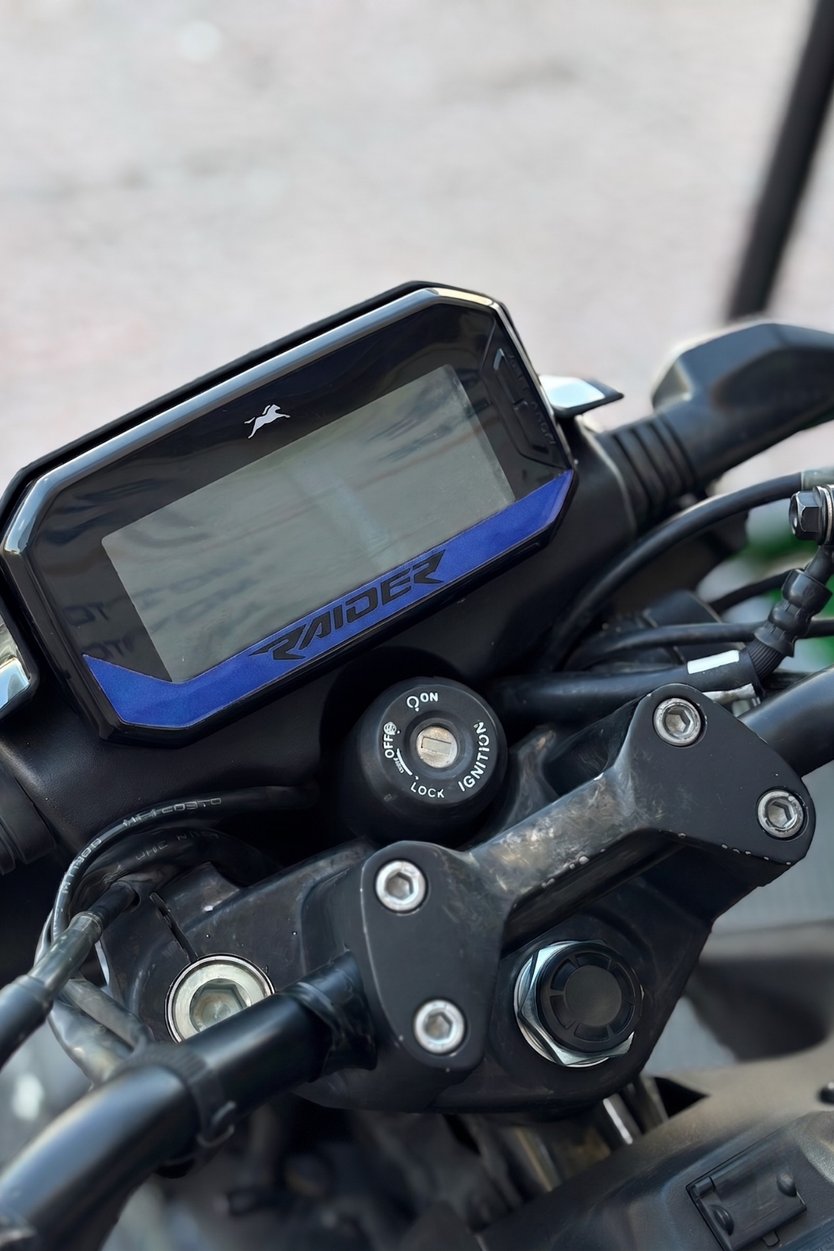 TVS Raider 125 Uyumlu Dijital Gösterge Ekran Altı Raider Yazılı Sticker Etiket