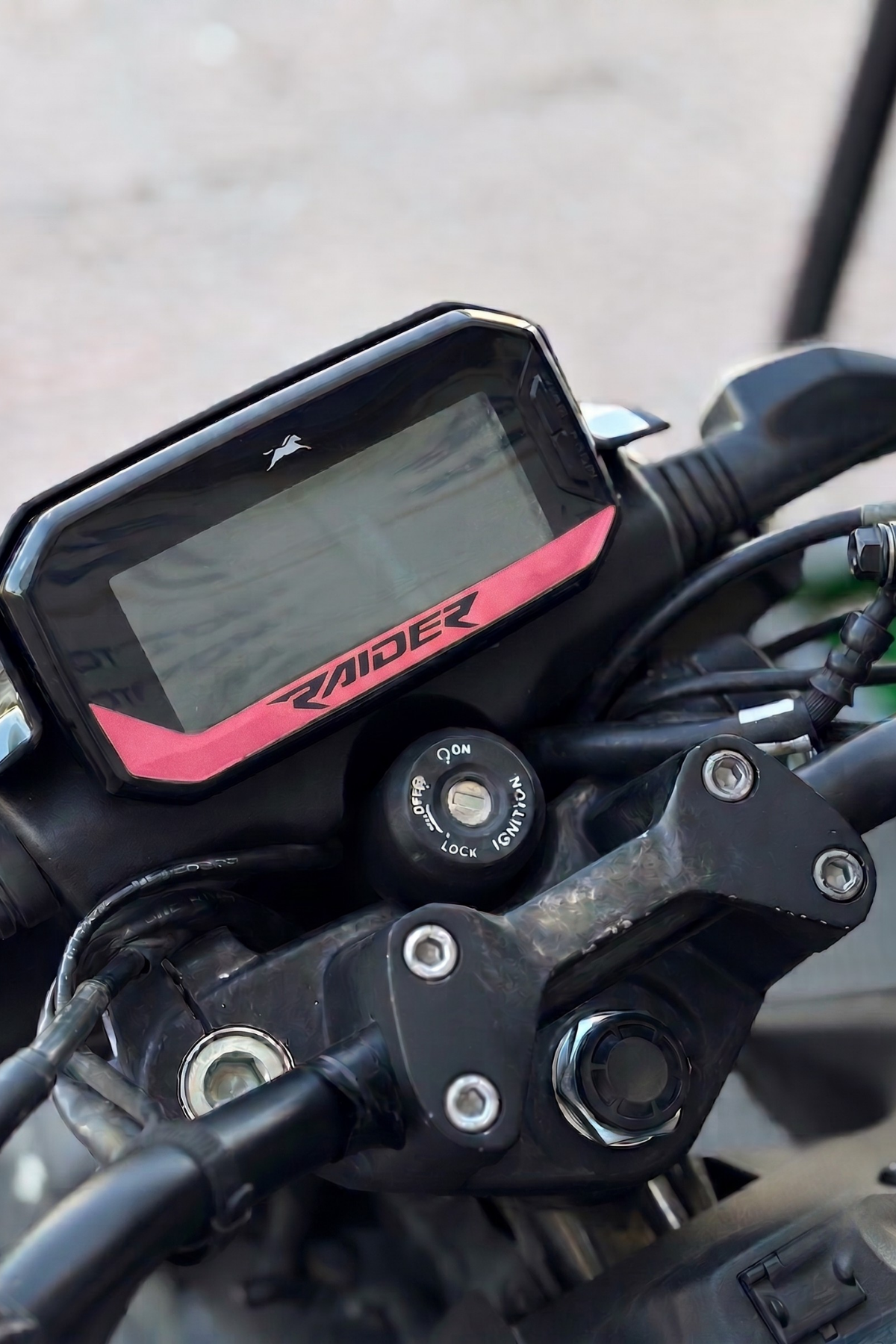 TVS Raider 125 Uyumlu Dijital Gösterge Ekran Altı Raider Yazılı Sticker Etiket