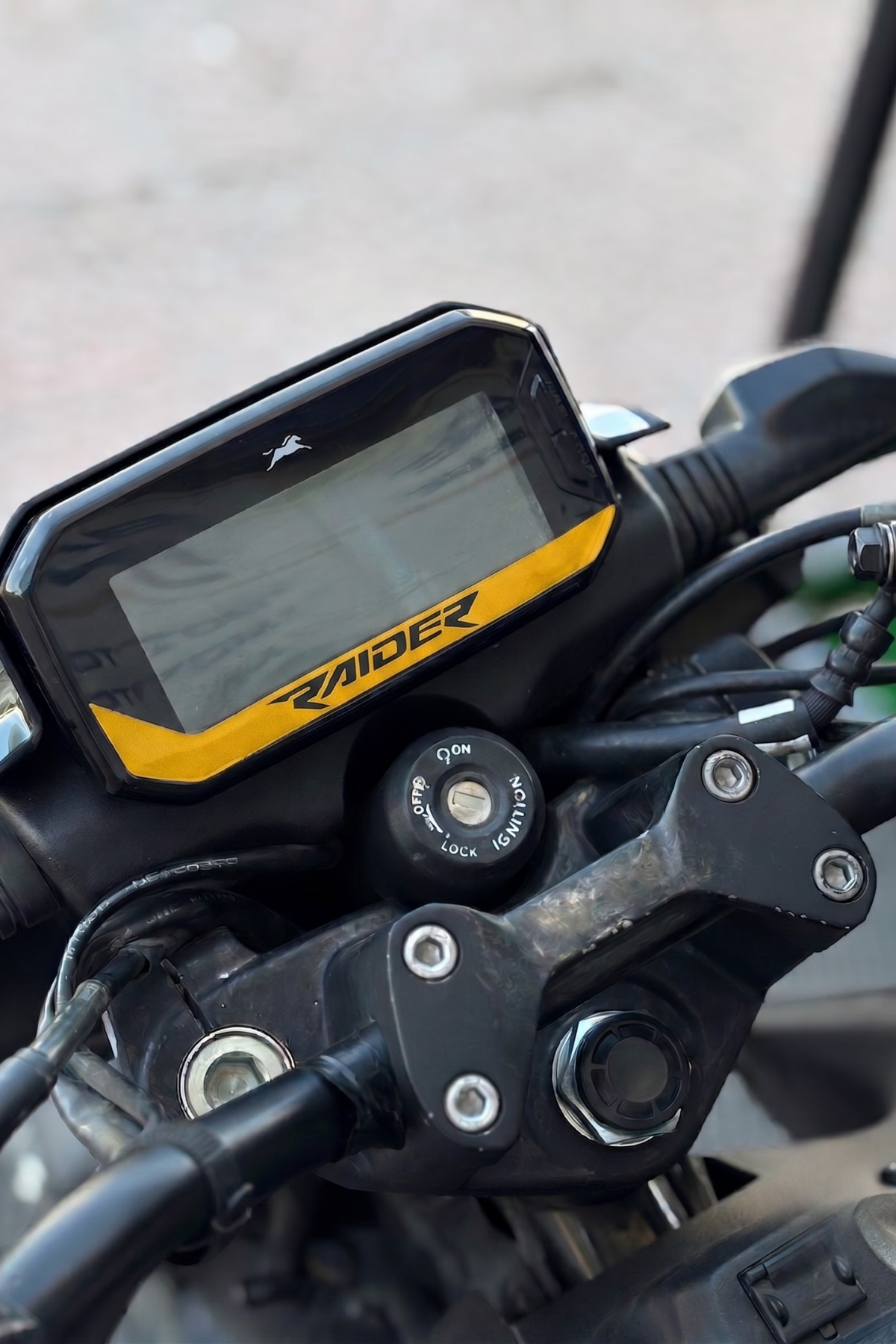 TVS Raider 125 Uyumlu Dijital Gösterge Ekran Altı Raider Yazılı Sticker Etiket