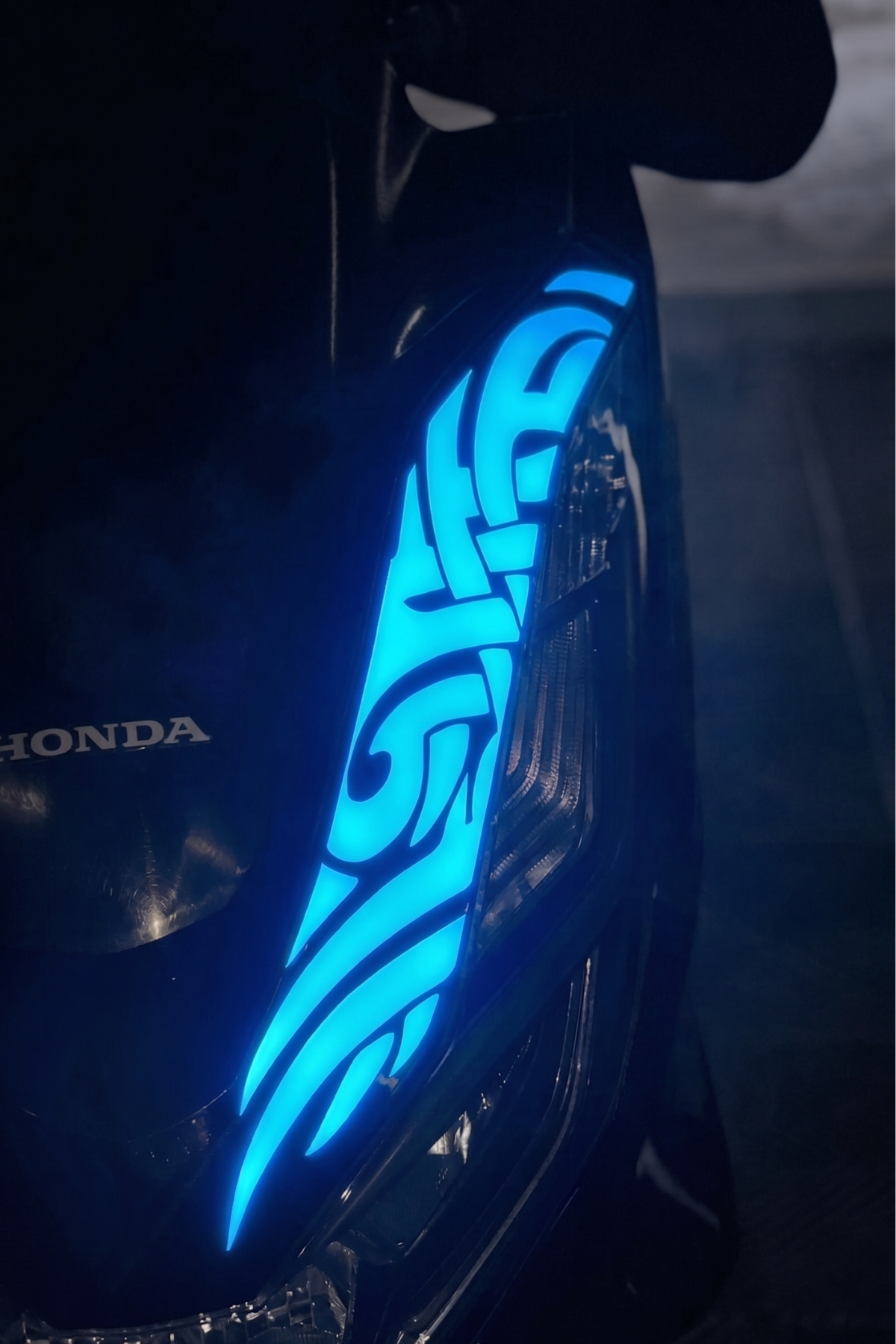 Honda PCX için Uyumlu Gece Parlayan Reflektif Far Üstü Tribal Desen Sticker Etiket (Tam Uyumlu Kesme Biçmesiz)