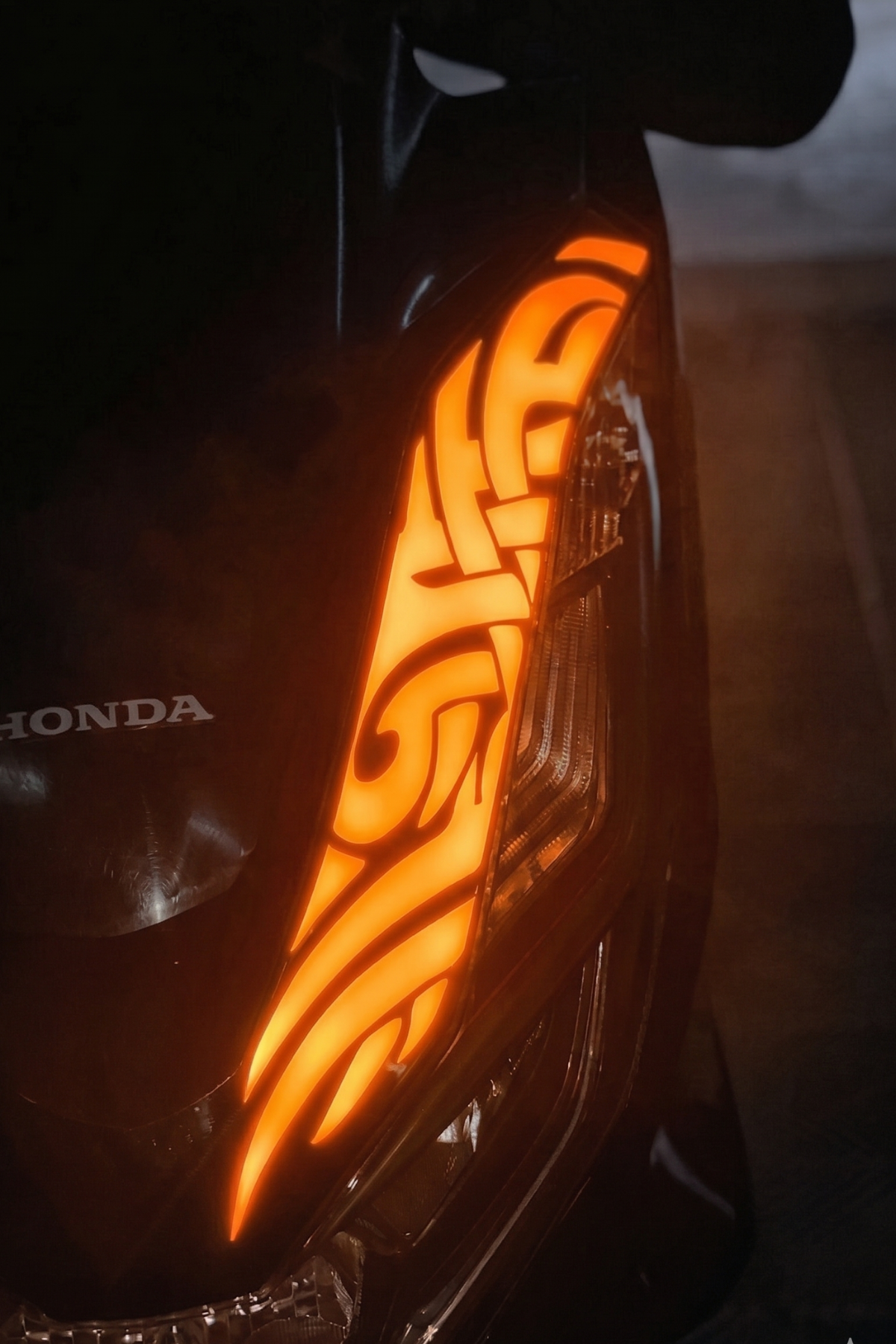 Honda PCX için Uyumlu Gece Parlayan Reflektif Far Üstü Tribal Desen Sticker Etiket (Tam Uyumlu Kesme Biçmesiz)