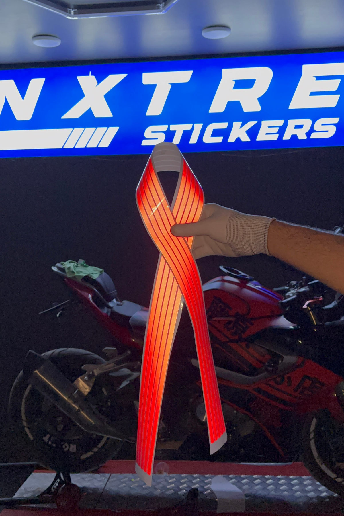 Motosiklet ve Kask için Ultra Reflektörlü Kan Kırmızı Sticker Gece Işıkta Parlayan Şeritler (6 Metre)