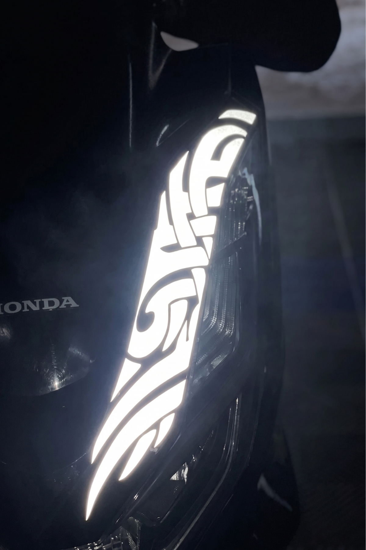 Honda PCX için Uyumlu Gece Parlayan Reflektif Far Üstü Tribal Desen Sticker Etiket (Tam Uyumlu Kesme Biçmesiz)