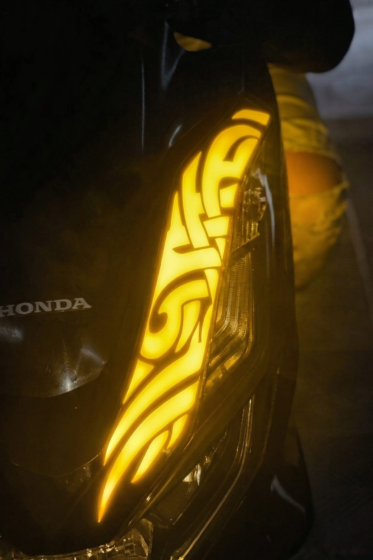 Honda PCX için Uyumlu Gece Parlayan Reflektif Far Üstü Tribal Desen Sticker Etiket (Tam Uyumlu Kesme Biçmesiz)