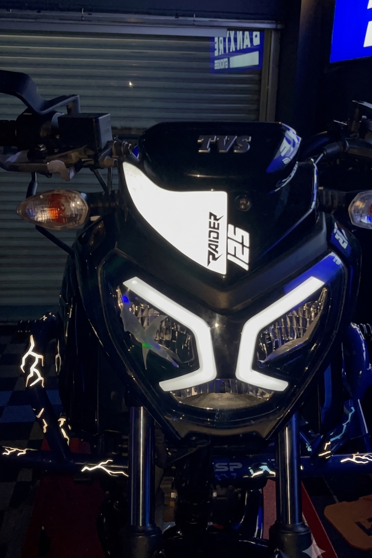 TVS Raider 125 için Reflektörlü Kafa Detay Sticker