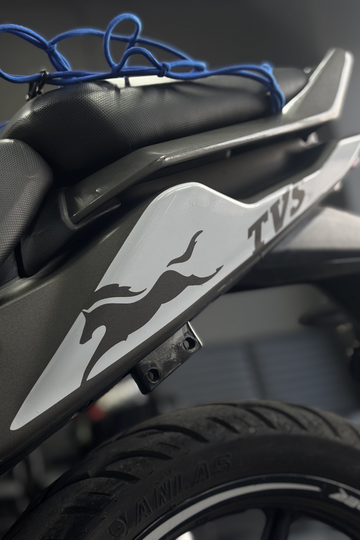 TVS Raider 125 için Arka Sele Altı TVS Logolu Kaplama Sticker (Sağ ve Sol)