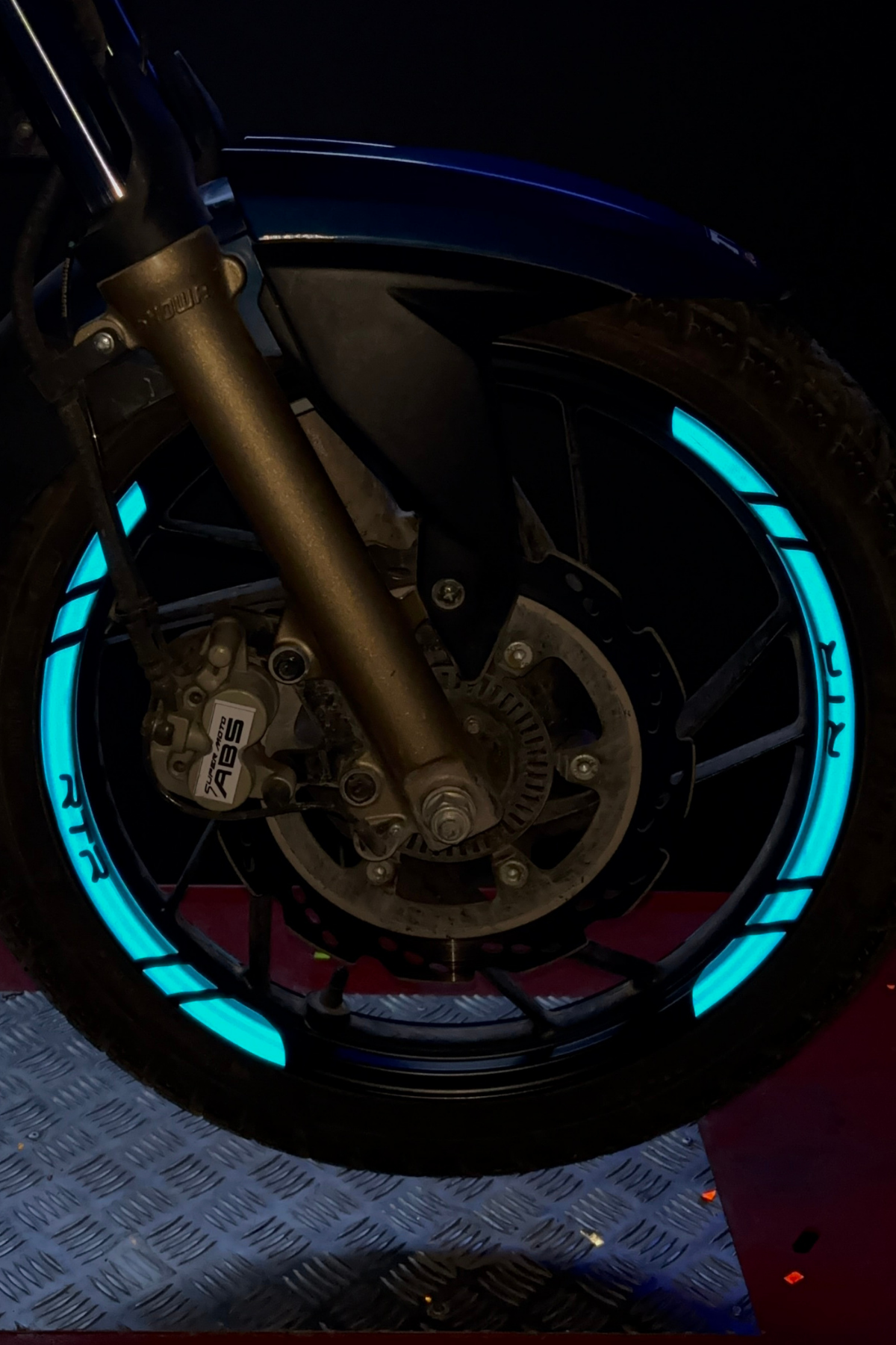 TVS Apache RTR için 8 Parça Şeridi Sticker Seti