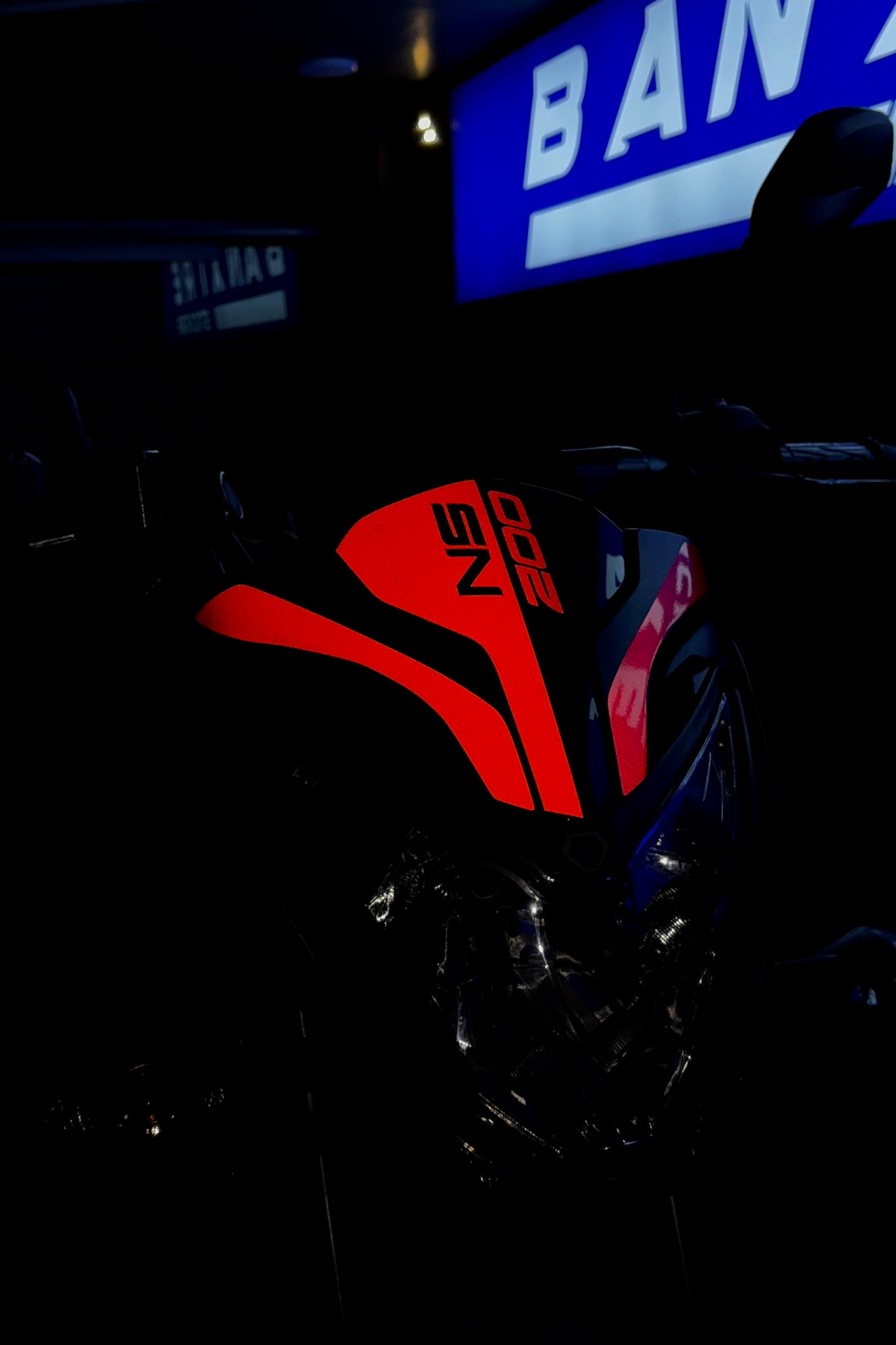 Bajaj Pulsar NS200 için Reflektörlü 3 Parça Kafa Detay Sticker Seti (Flaş ile Çekimde parlar)