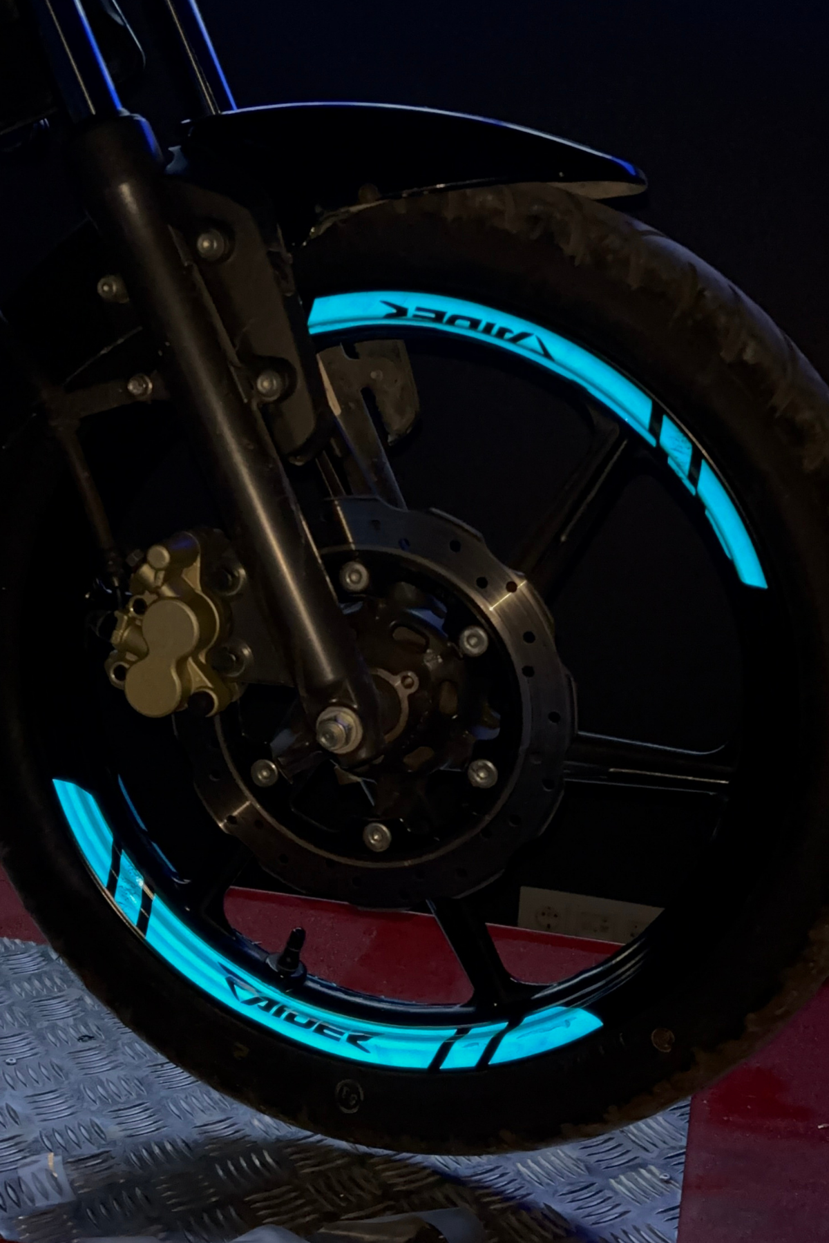 TVS Raider 125 için Reflektörlü Jant Şeridi 8 Parça Sticker Seti