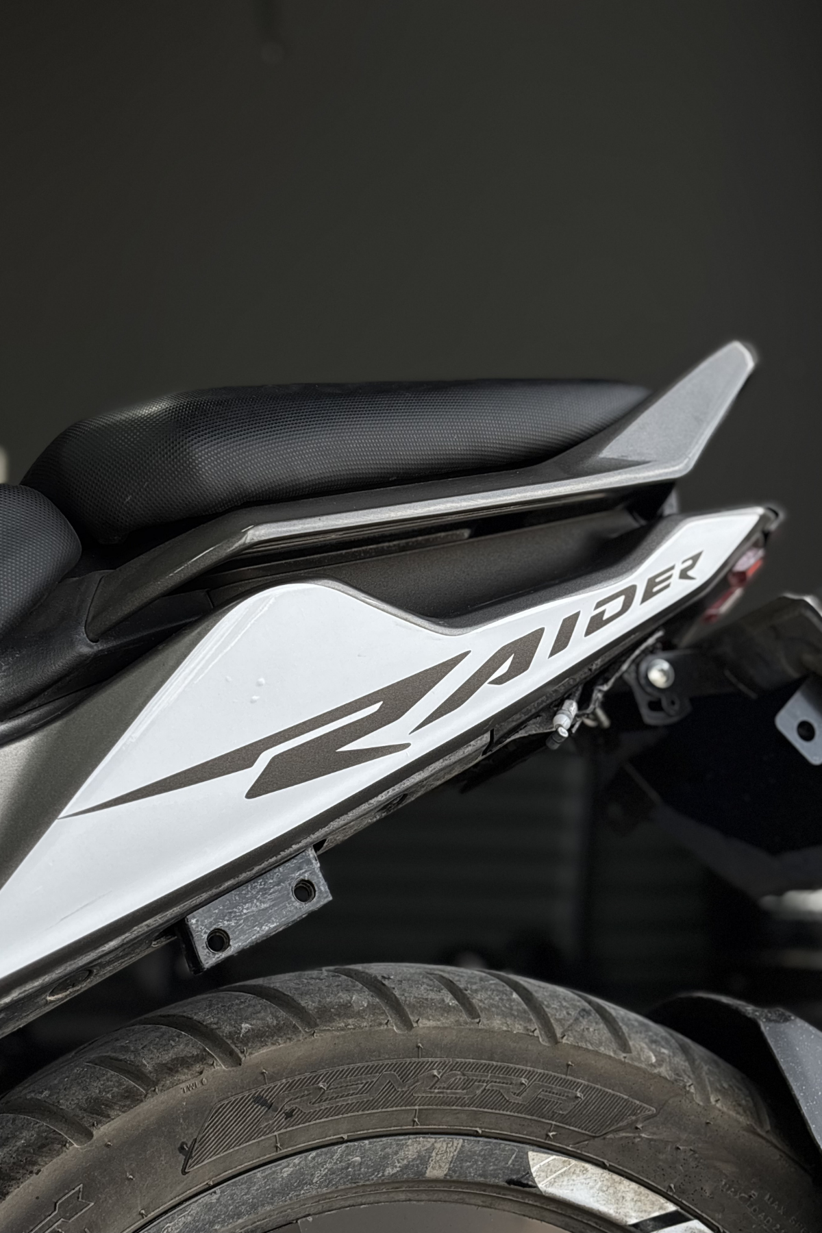 TVS Raider 125 için Beyaz Renk Raider Yazılı Arka Sele Altı Parçalar için Kaplama Sticker(Sağ ve Sol)
