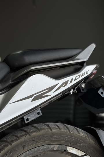 TVS Raider 125 için Beyaz Renk Raider Yazılı Arka Sele Altı Parçalar için Kaplama Sticker(Sağ ve Sol)