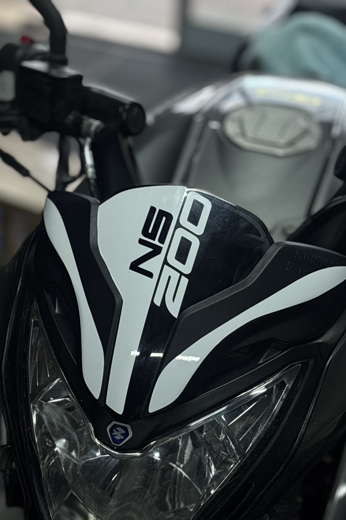 Bajaj Pulsar NS200 için Beyaz Renk Kafa Detay Sticker Seti