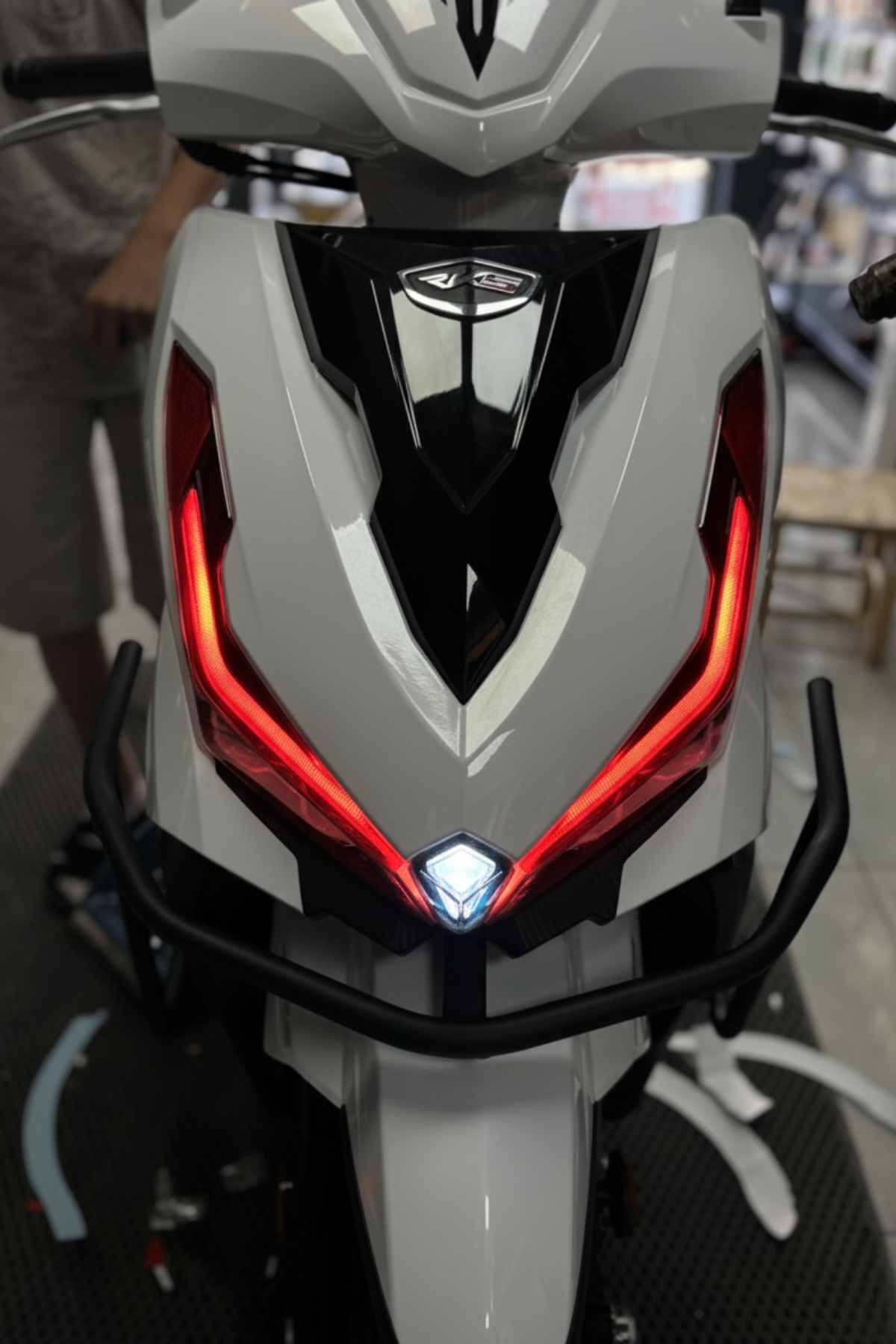 RKS VRS 125 Scooter için Kırmızı Renk Far Filmi Sticker
