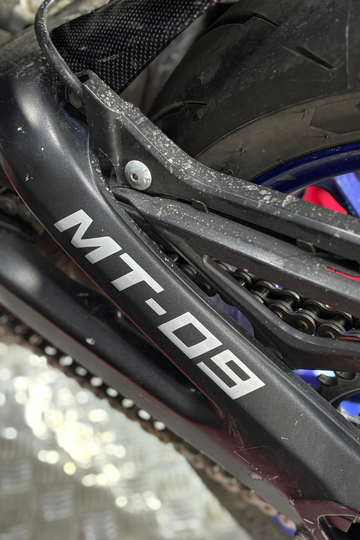 Yamaha MT-09 için MT-09 Yazı Sticker Etiket (15CM)