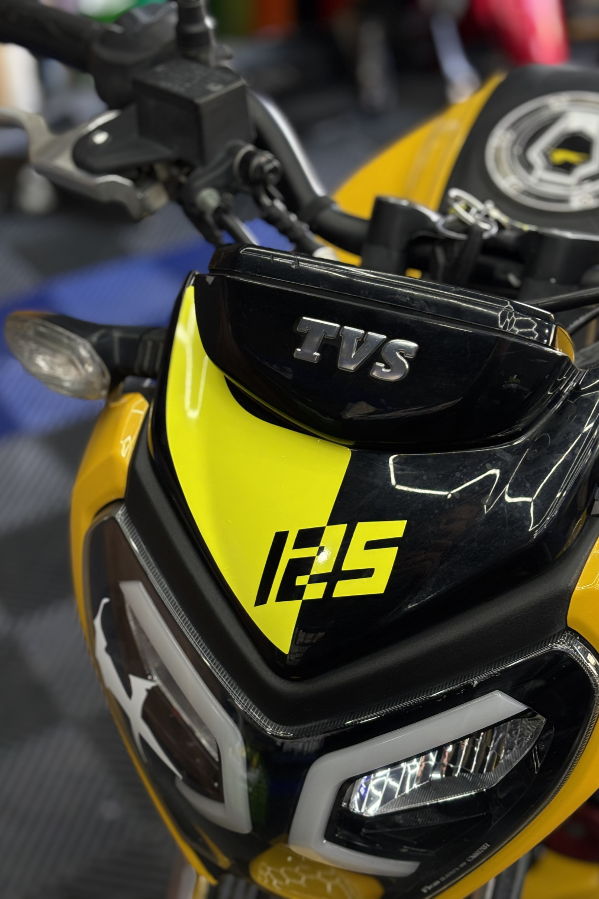 TVS Raider Kafa Detay Sticker Eğik 125 Yazılı
