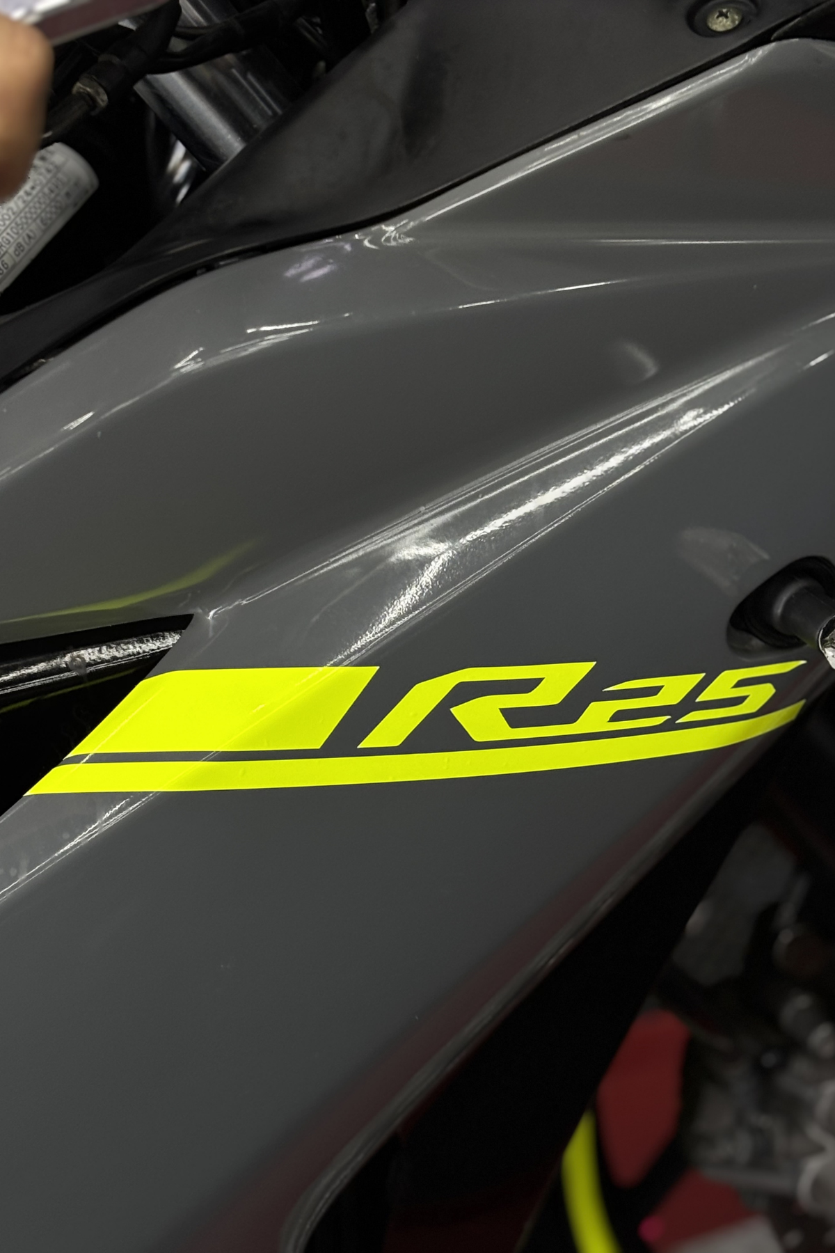 Yamaha R25 için Orijinal Çizikli Sticker (2014-2018)