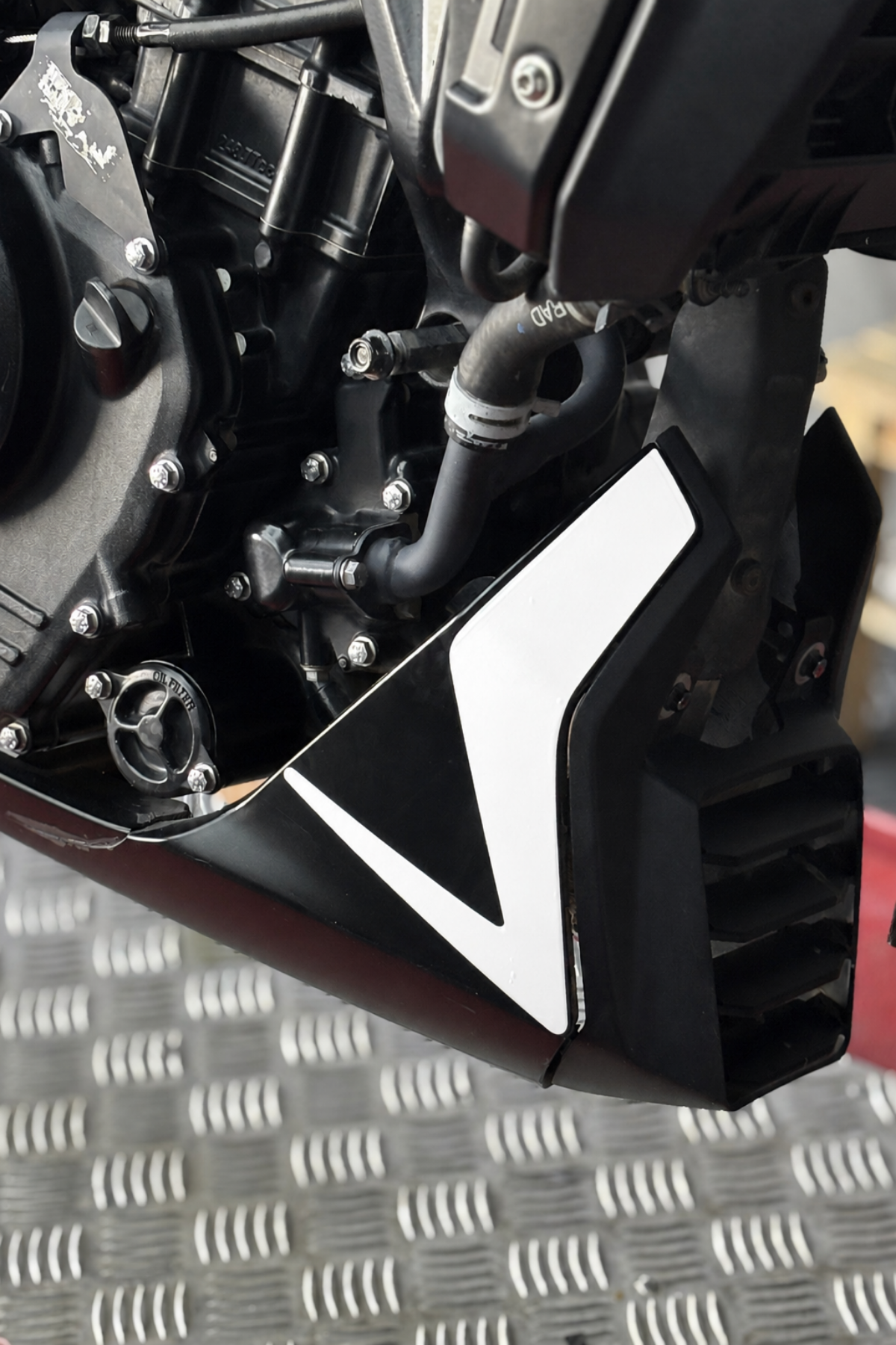 Bajaj Dominar 250-400 için Alt Sakal Detay Sticker Orijinal Kalıp