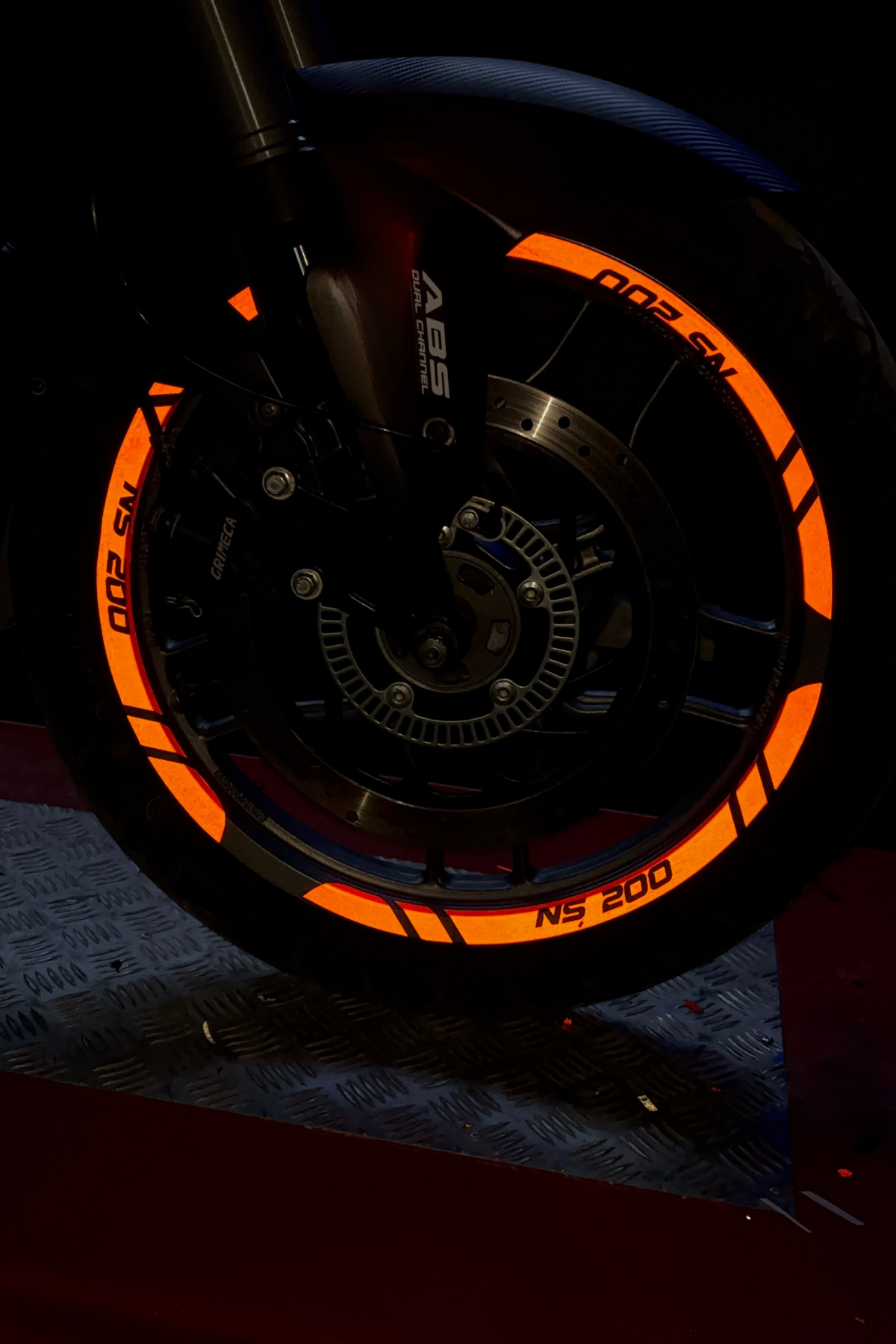 Bajaj Pulsar NS200 için Reflektörlü 12 Parça Sticker Jant Şeridi