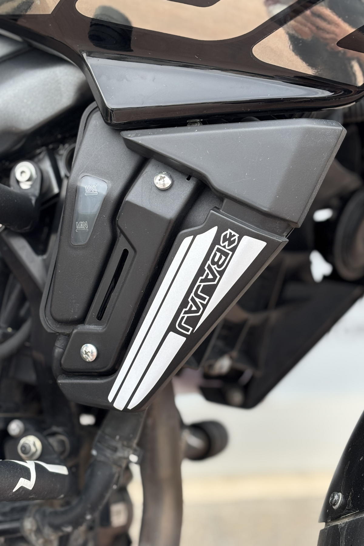 Bajaj Pulsar NS200 için Bajaj Yazılı Yan Radyatör Kapakları için Sticker Etiket (Sağ ve Sol)