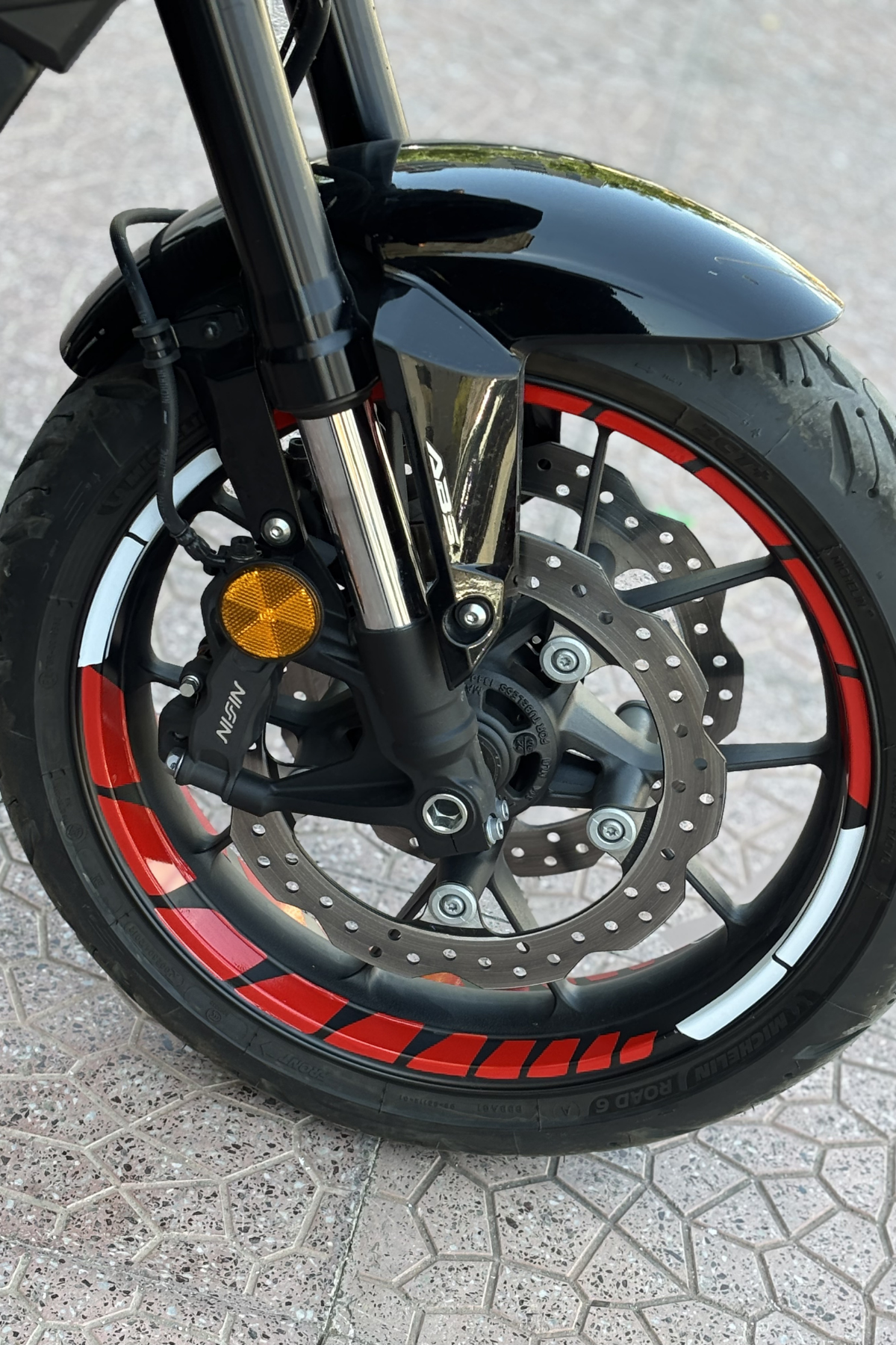 Honda Hornet Grubu için Reflektörlü Kırmızı Beyaz Jant Şeridi Sticker Seti