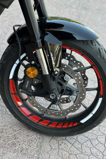 Honda Hornet Grubu için Reflektörlü Kırmızı Beyaz Jant Şeridi Sticker Seti
