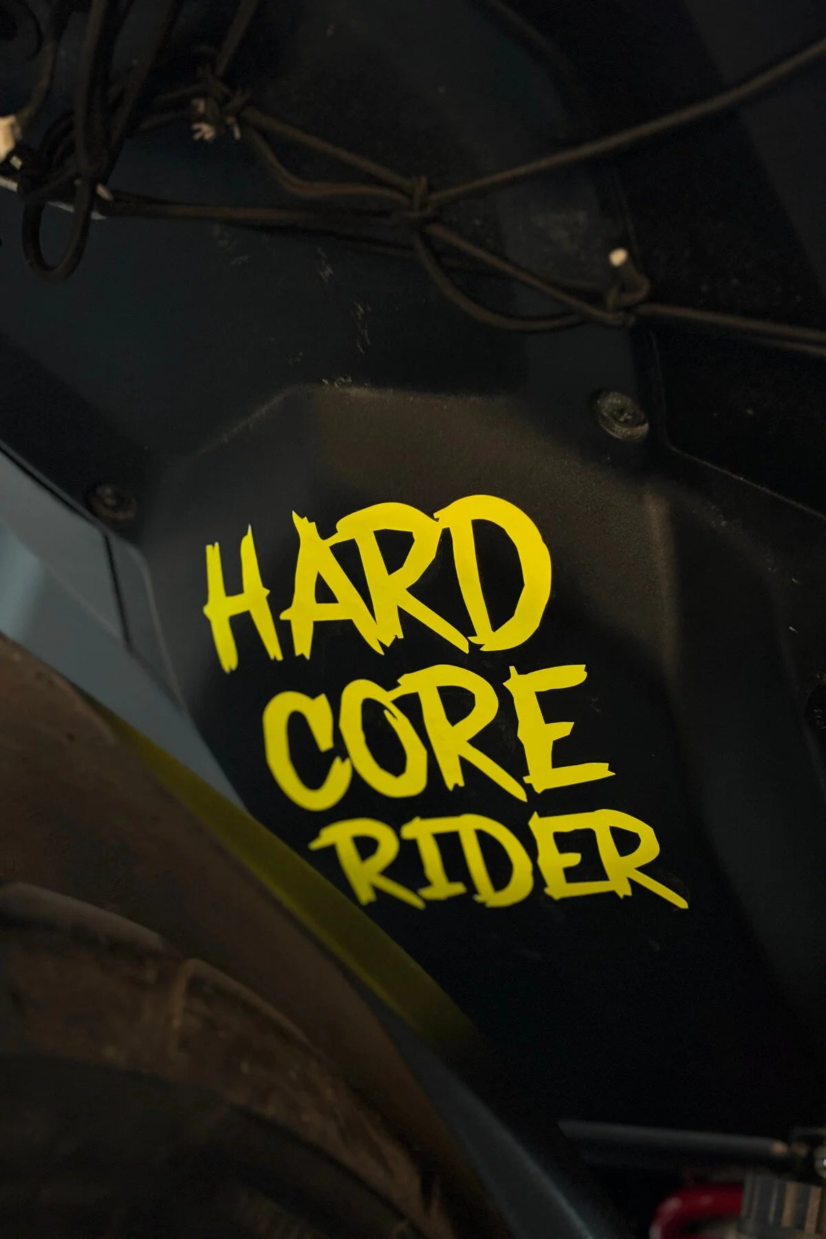 Dekoratif Parlak Neon Sarı Hard Core Rider Motor-araba Sticker Etiket 15x12cm (1 ADET)