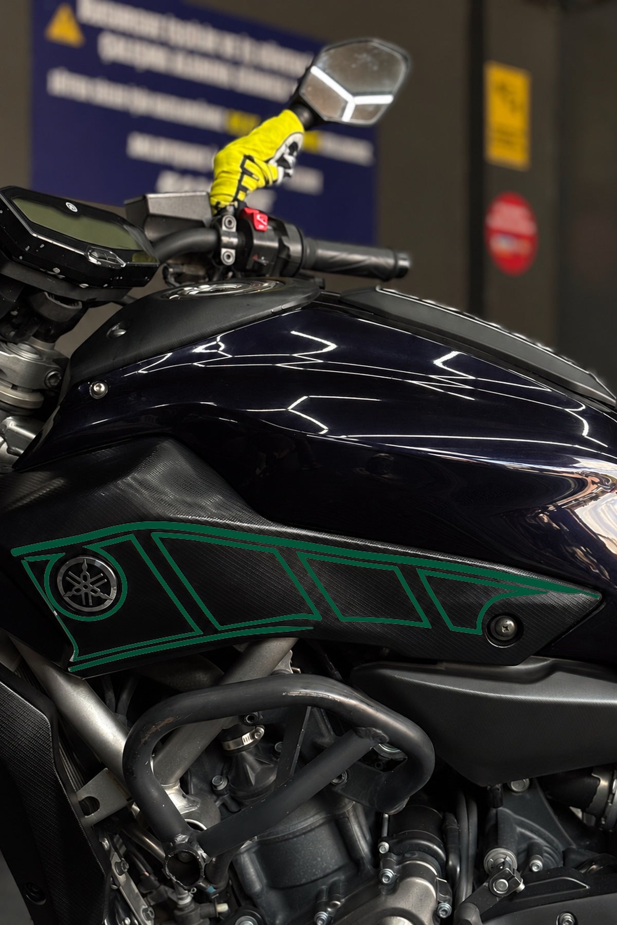Yamaha MT-07 için Yan Panel için Boşluklu İnce Çizikli Sticker Seti (Sağ ve Sol )