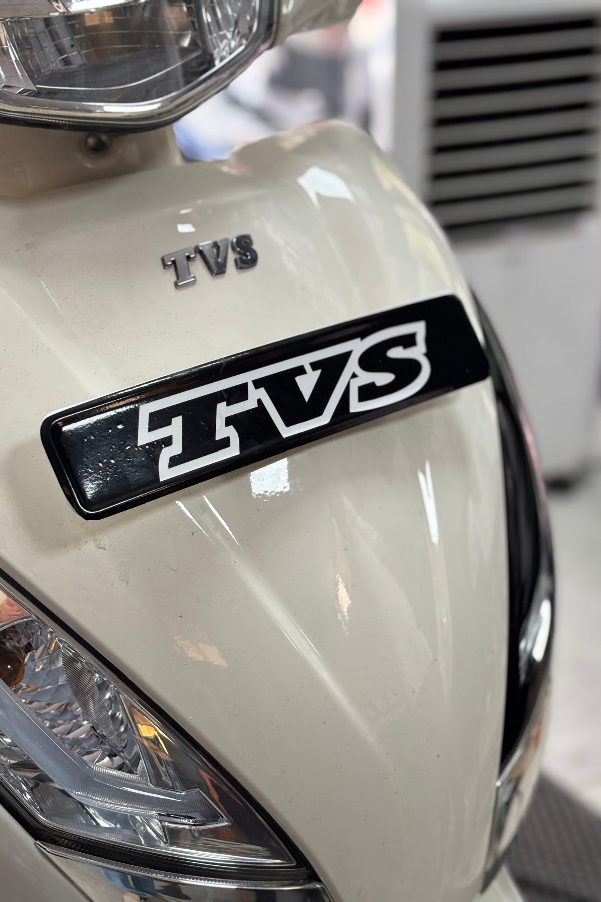 TVS Jupiter Ön Plakalık için Siyah Kaplamalı TVS Yazı Sticker Etiket (1 Adet)