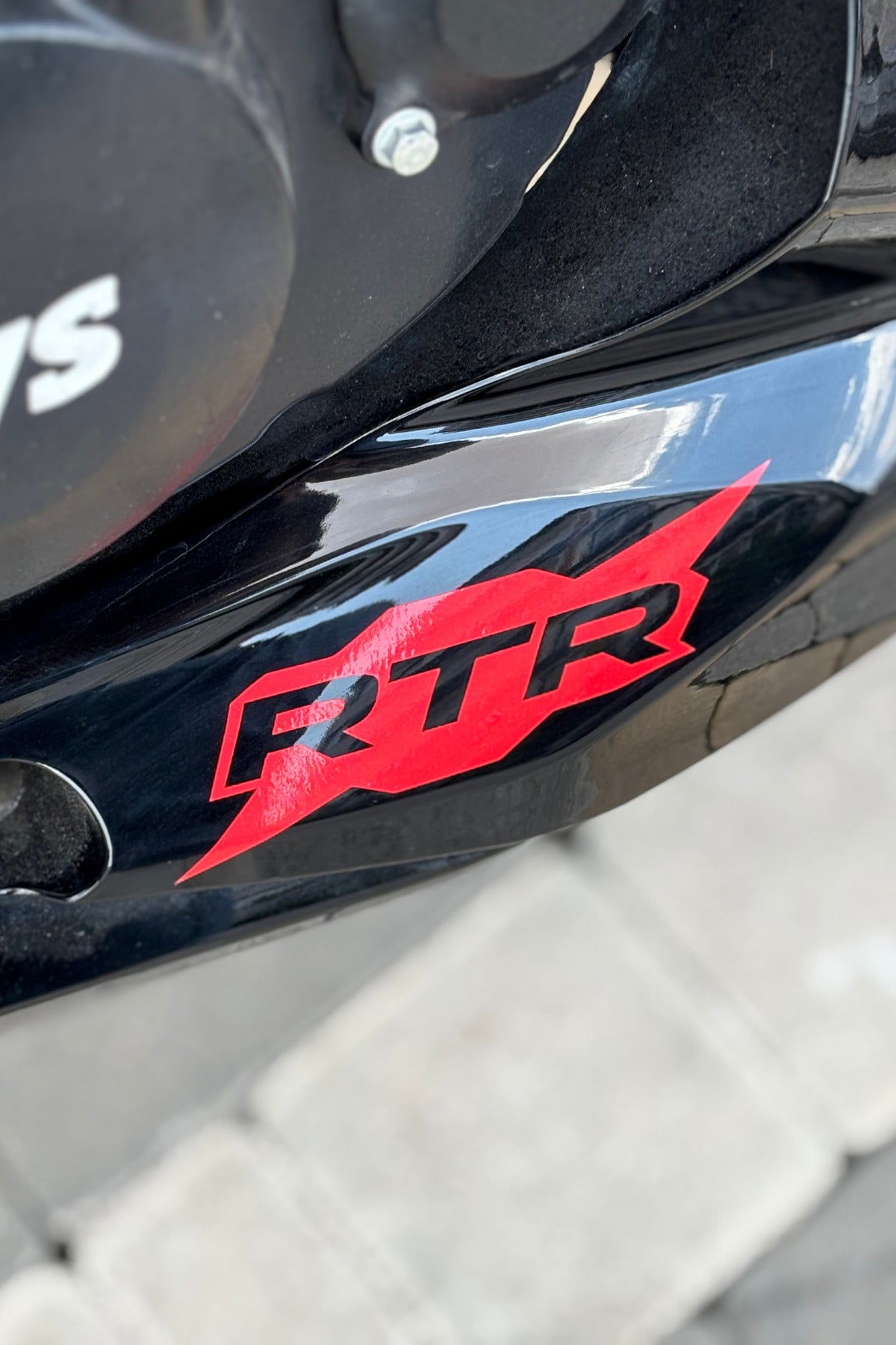 TVS Apache RTR için Kırmızı Renk Alt Sakal Yazı Sticker Etiket (1 Adet)