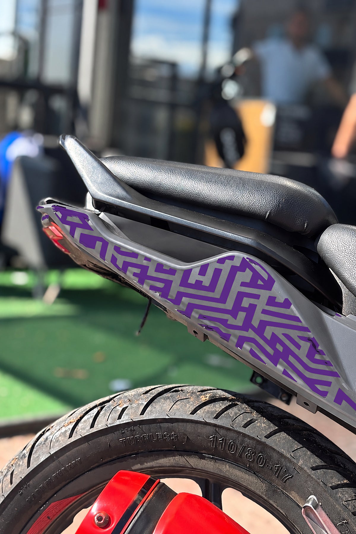 TVS Raider 125 için Labirent Desenli Sele Altı Kaplama Sticker Etiket (Sağ ve Sol )