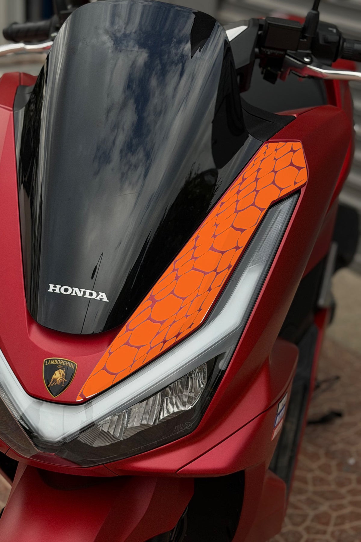 Honda PCX Deluxe için Yeni Kasa 2025-2026 Uyumlu Far Üstü Yılan Pulu Desen Sticker