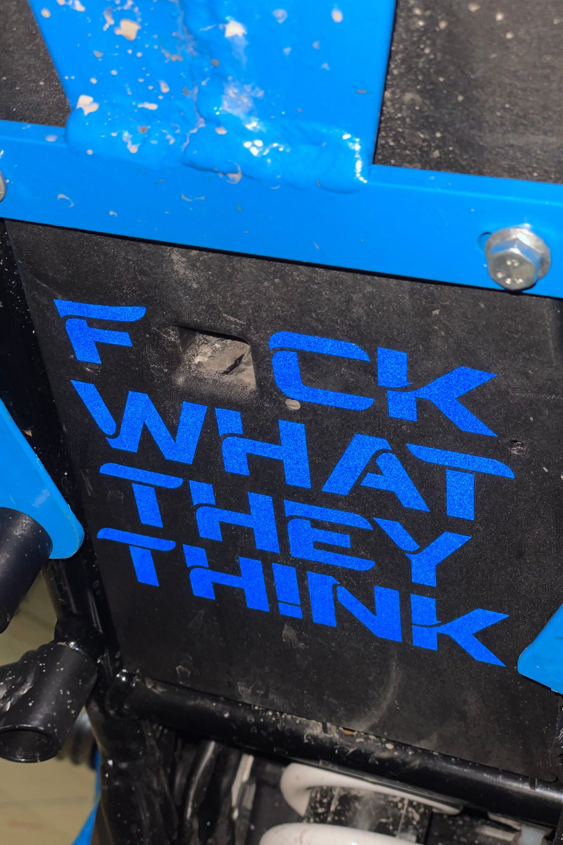 Motor Sele Altı için Reflektörlü Gece Parlayan Mavi F'ck What They Think Sticker Etiket(1 Adet)