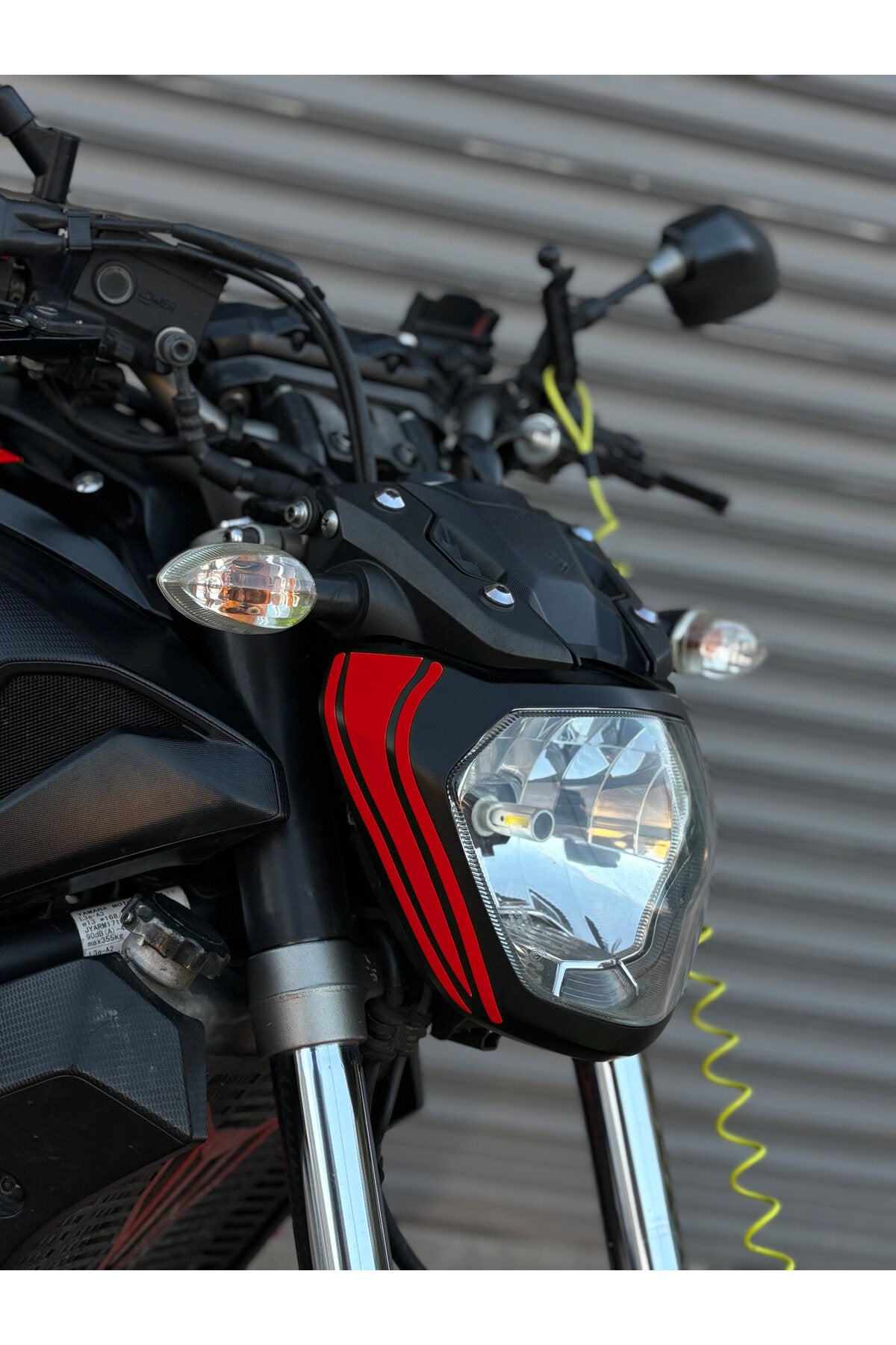 Yamaha MT-07 için Far Kaşı Sticker Etiket (Sağ ve Sol ) (2014-2017 Yılları Arası Uyumlu)