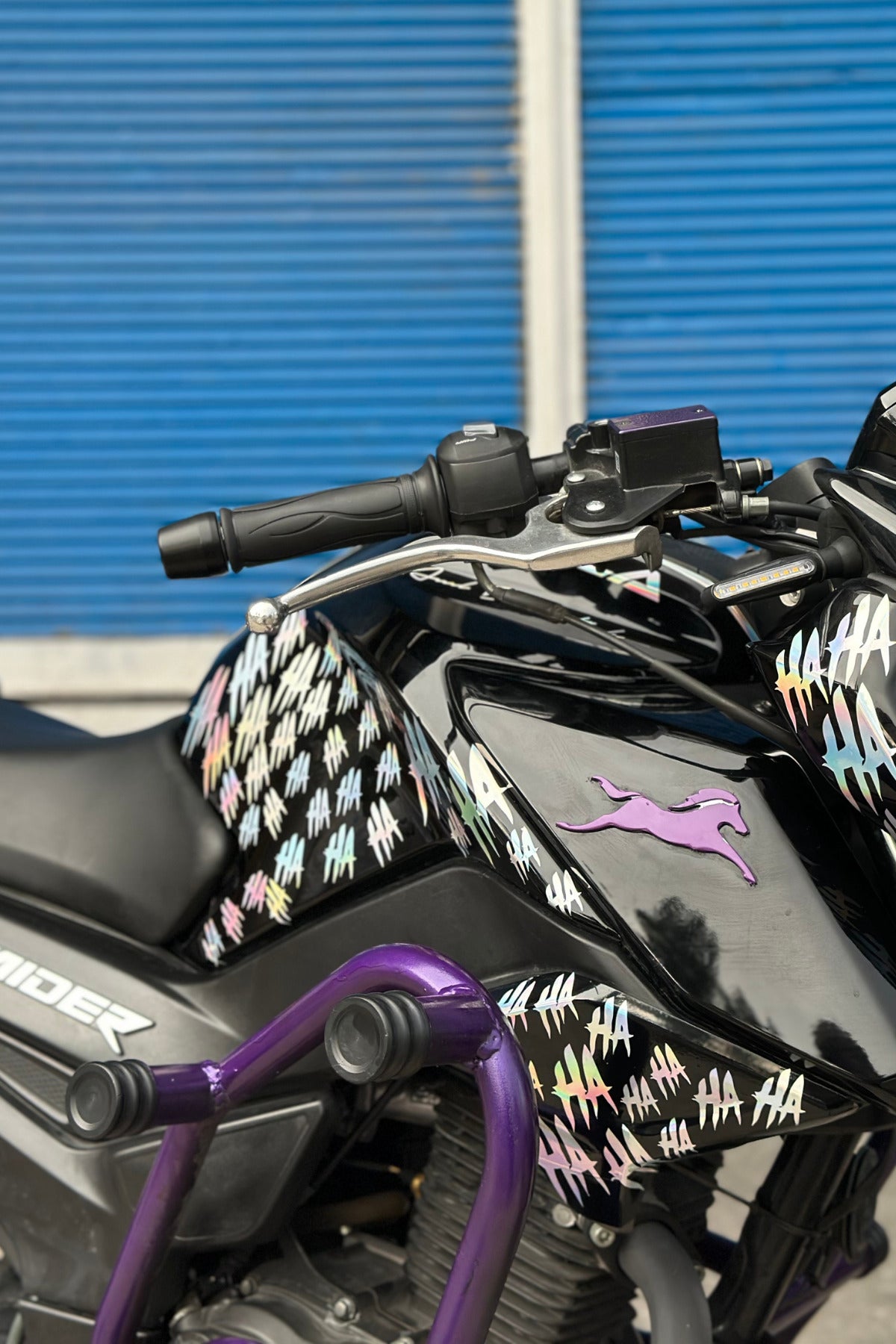 Motor ve Kask İçin Hologramlı Parlayan Eğik Hahaha Sticker Etiket 15 cmx30 cm