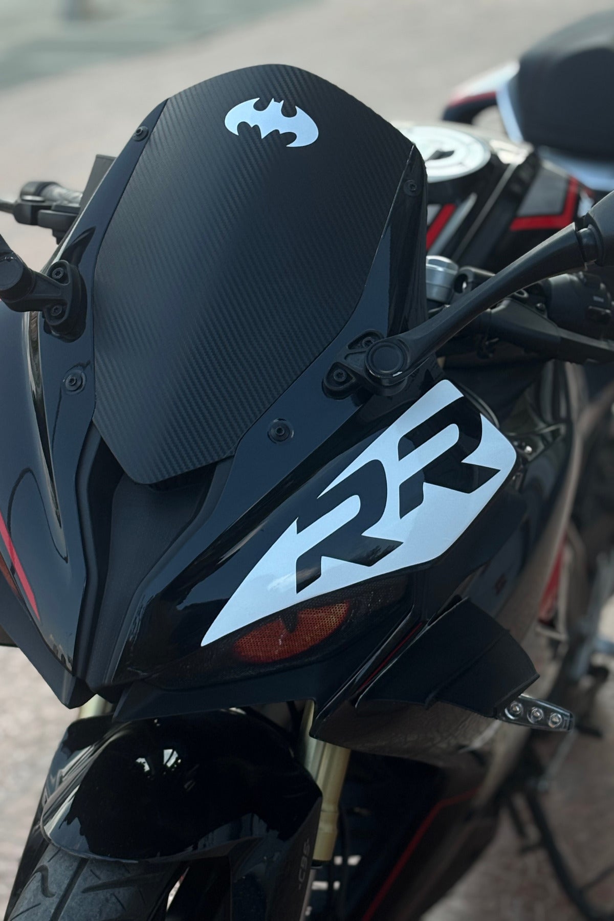 SRK 125R için Beyaz Renk Kafa için RR Yazılı Sticker Etiket