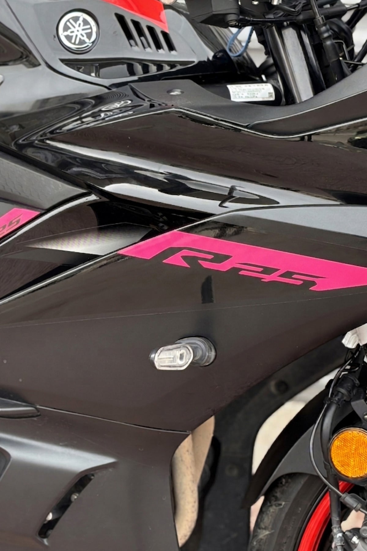 Yamaha R25 için Orijinal Sticker Sağ ve Sol (Orijinal ile Tam Birebir Ölçülüdür)(2019-2024)