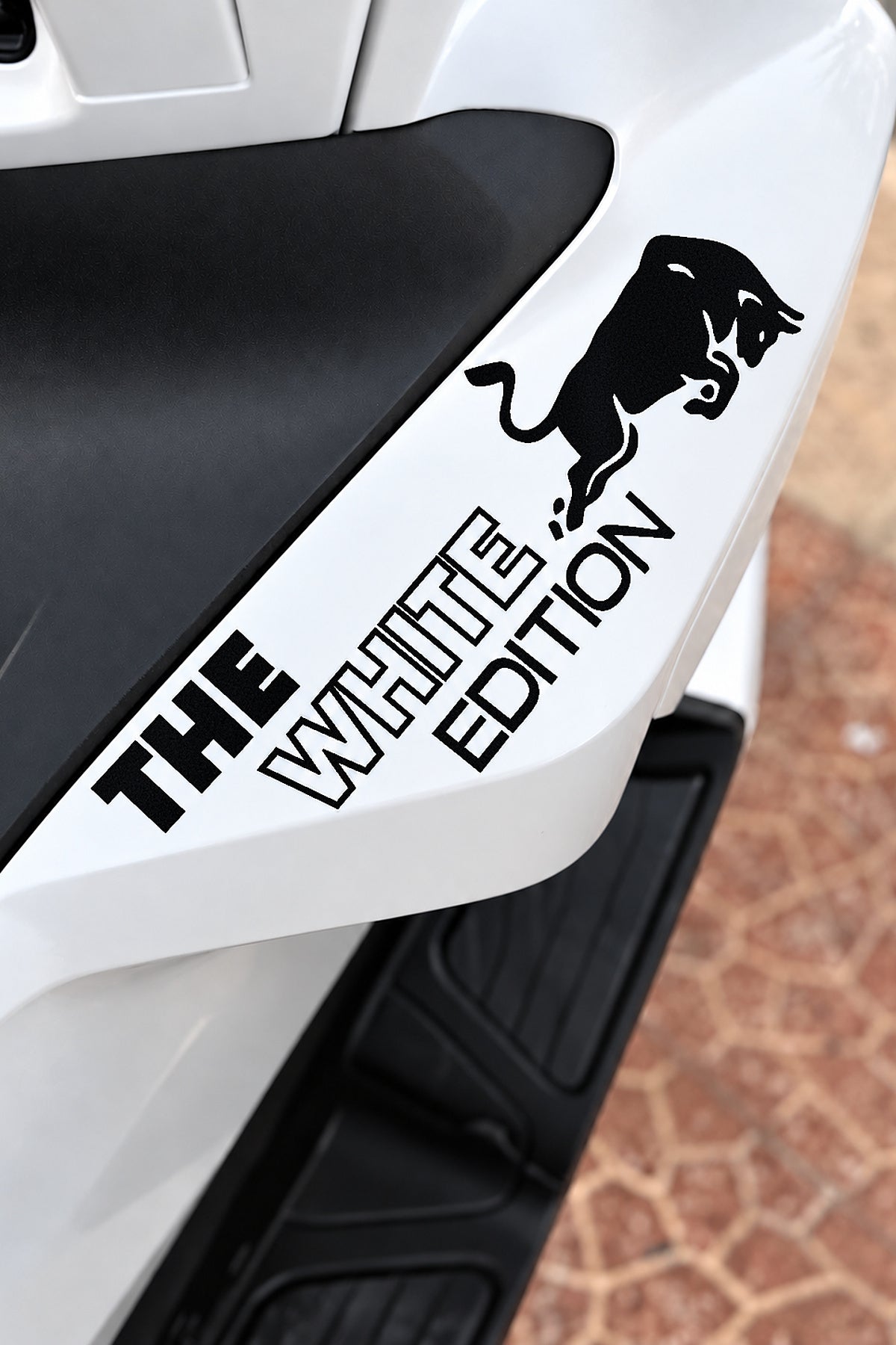 Honda PCX için The White Edition Boğa Enerji Sticker Etiket (1 Adet)