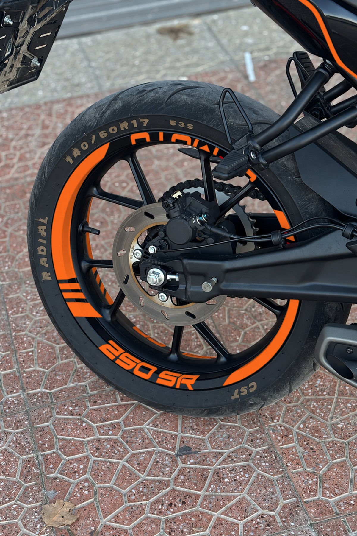 CFMOTO 250 SR için Yazılı Kalın Kesikli Jant Şeridi Sticker Seti (16 Parça) (1 Set 1 Motora Yeterlidir)