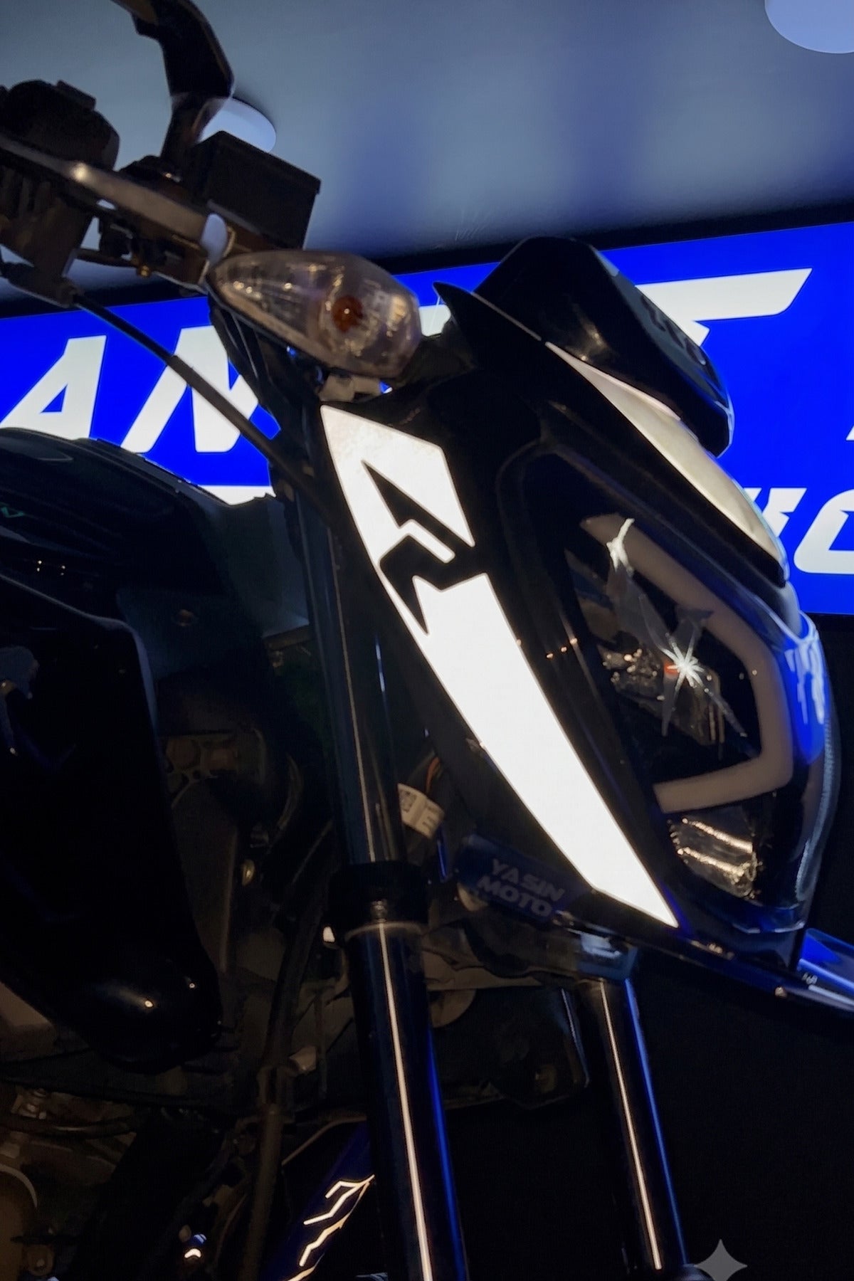 TVS Raider için Reflektif R Logolu Far Kaşı Detay Sticker Etiket (Sağ ve Sol)