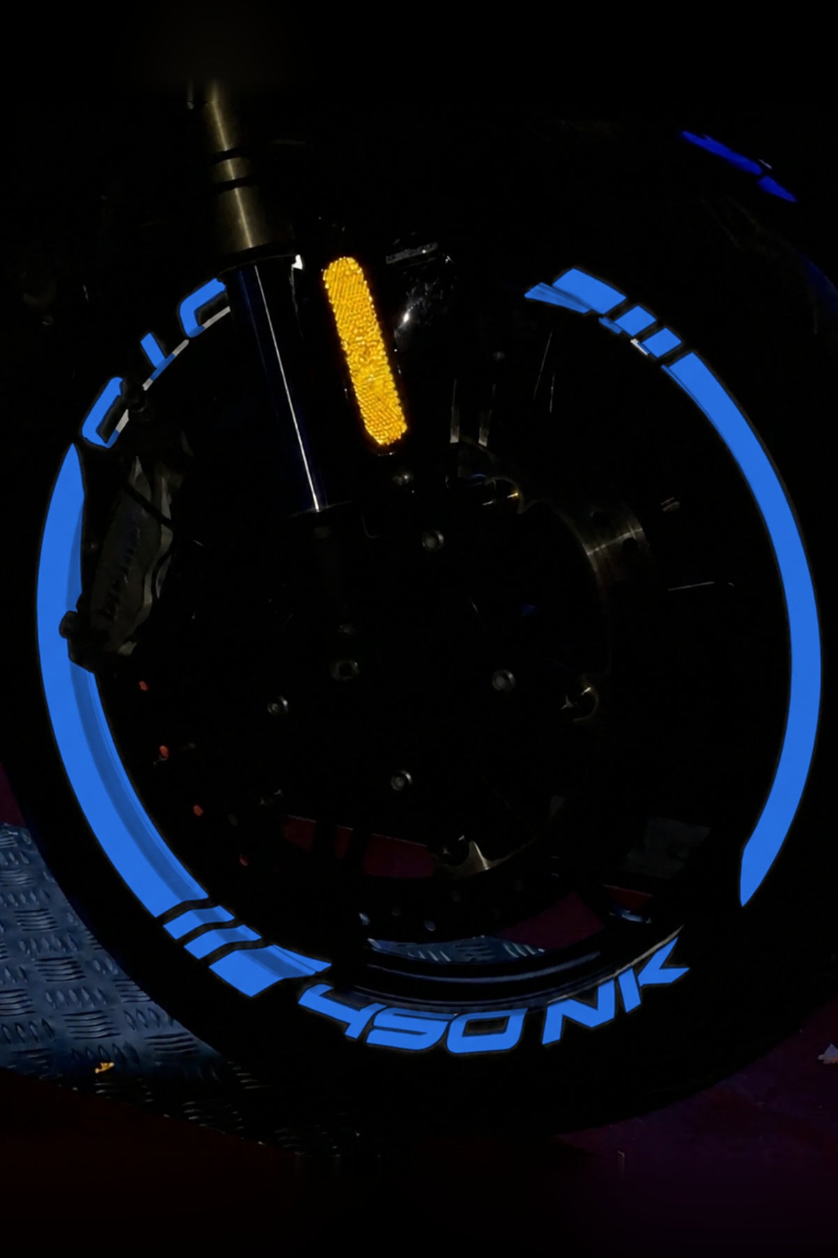 CFMOTO NK450 için Reflektörlü Kalın Kesikli + Yazılı Jant Şeridi Sticker Seti (Ön-Arka Tam Yeter)