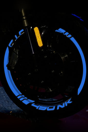 CFMOTO NK450 için Reflektörlü Kalın Kesikli + Yazılı Jant Şeridi Sticker Seti (Ön-Arka Tam Yeter)