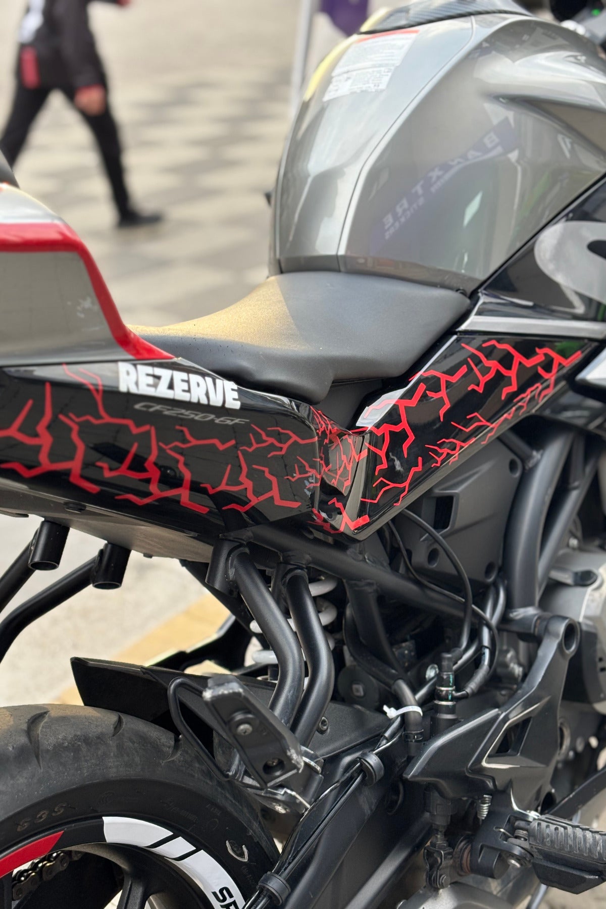 Motor ve Kask için Kırmızı Renk Parçalı Yıldırım-Şimşek Seti (32'li)