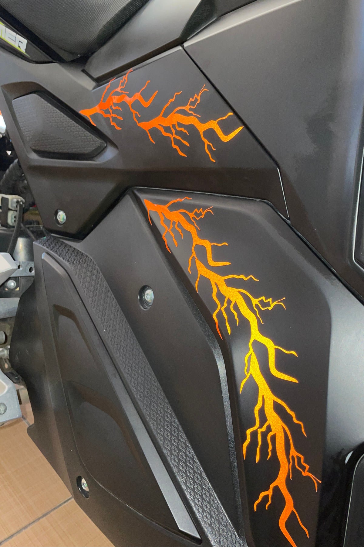 Motor için Gece Parlayan Reflektörlü Turuncu Yıldırım Şimşek Sticker Etiket (10'lu Set)