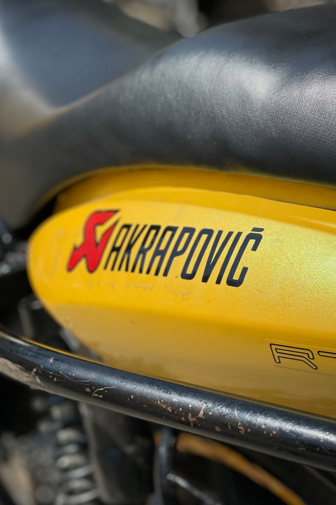 Dekoratif Kırmızı Siyah Akropovic Logo Sticker Motor-Araba-Egzoz için Etiket 15CMx4CM (1 Adet)