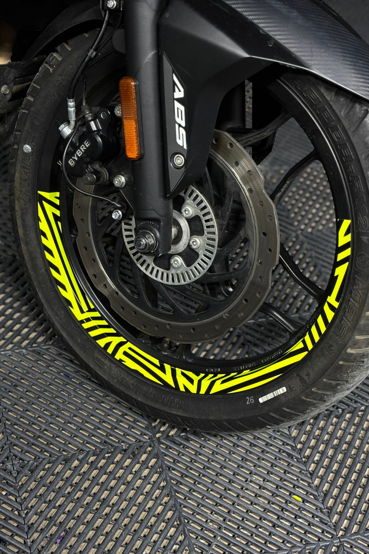 Bajaj Pulsar RS200 için Neon Sarı İlüzyonlu Komple Detay Sticker Seti