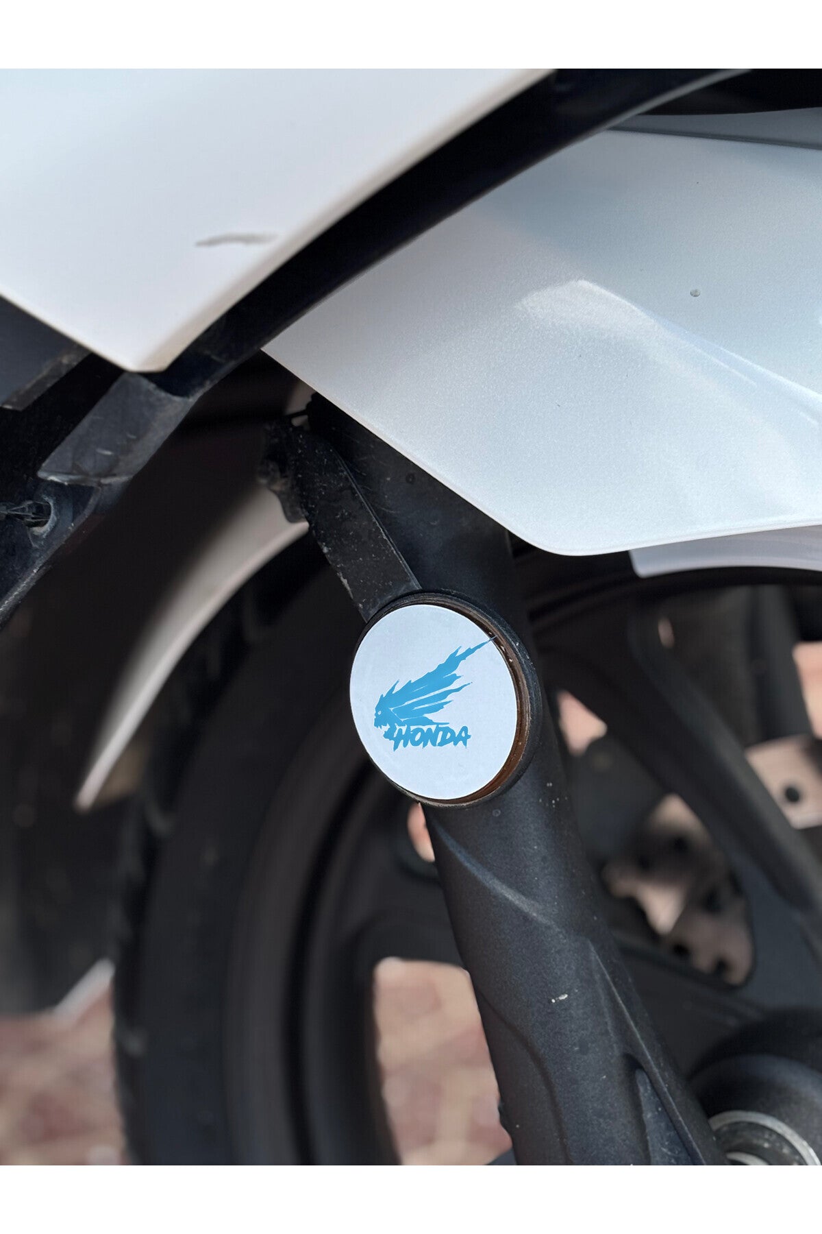 Honda Motosikletler için Kedigözü Reflektörlü için Honda Canavar Logolu Yuvarlak Sticker(2 Adet) (5CMx5CM)