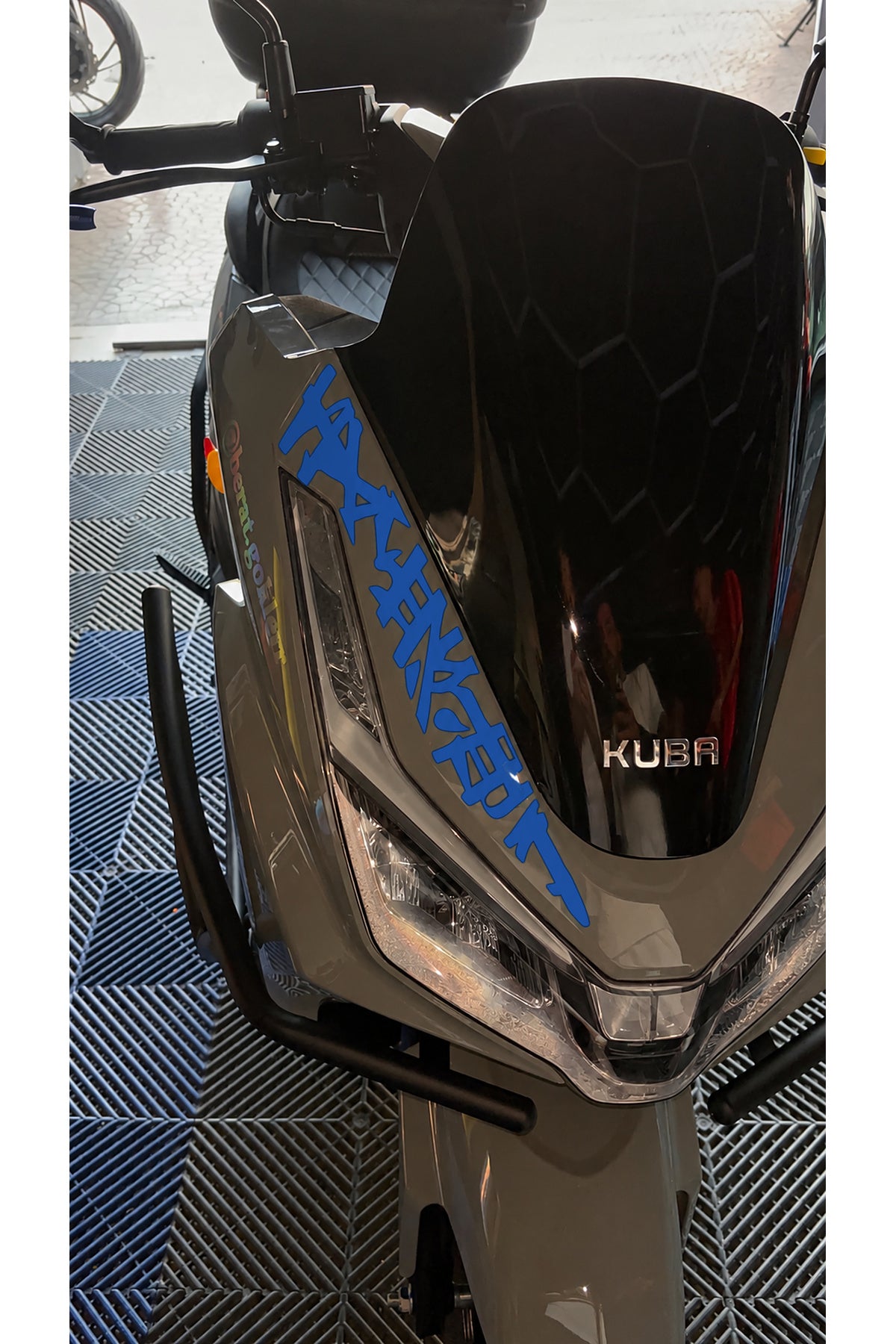 Kuba XRS 50 Scooter için REFLEKTÖRLÜ Far Üstü Tribal Desen Sticker (1 Adet)