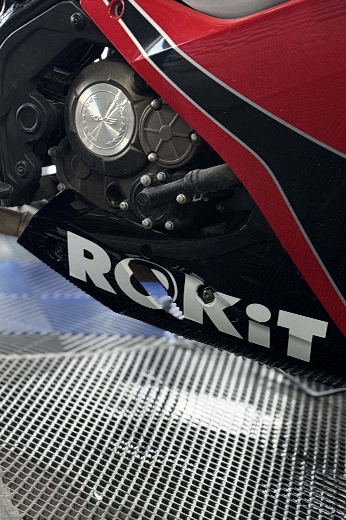 Motosiklet Alt Sakala ve Grenaj için Beyaz Renk ROKIT Sticker Etiket (30CMx7CM)